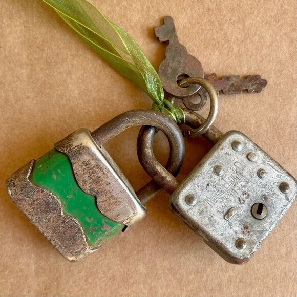 Vintage Rustic Rusty Decor Interlocked Mini Padlocks with Keys Set of 2 - Picture 2 of 16